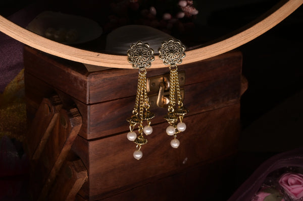 COMBO OF 16 PIECES GIFT HAMPER - 5 EARINGS , 1 RING , 1 NECKLECE , 1 BRACELET , 4 SCRUNCHIES , 2 HAIR CLAW - 1 KISSES CHOCOLATE- 1 KEYCHAIN